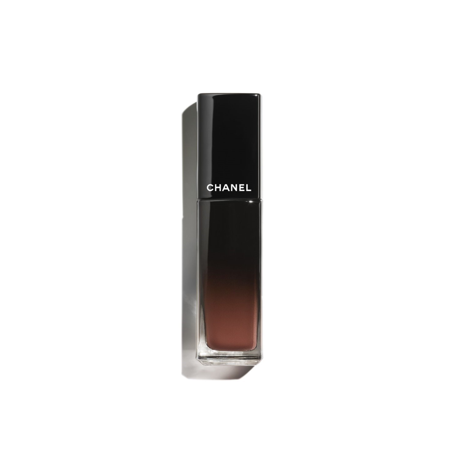 LA BARRA DE LABIOS LÍQUIDA BRILLANTE DE LARGA DURACIÓN